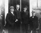 Fleishhacker Box Company staff, late 1880s. Herbert at far left, Mortimer fourth from the left, with bowler hat.From the author’s collection.